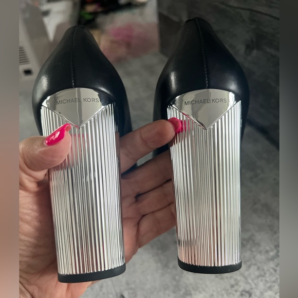 Michael Kohrs Paloma. Size 8.5 fits like size 9. - Picture 3 of 5